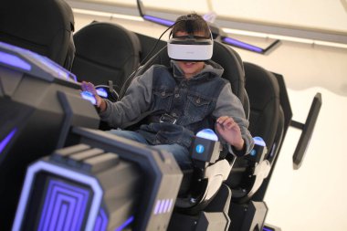 Beyaz Rusya, Minsk, Haziran 2019 . Gözlüklü çocuk sanal gerçeklik oyunu simülatörü