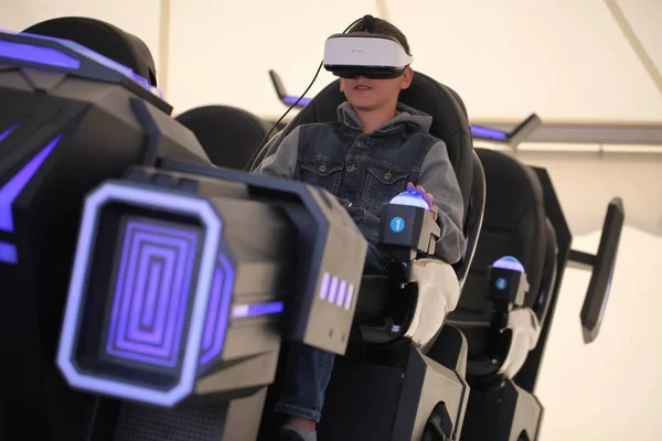 Weißrussland Minsk Juni 2019 Kind Mit Brille Virtual Reality Spielsimulator — Stockfoto