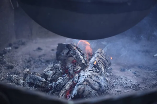 Gotowanie Zewnątrz Ogniu Dużym Kociołek — Zdjęcie stockowe