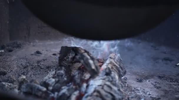 Buiten Koken Het Vuur Een Grote Ketel Aziatisch Eten — Stockvideo