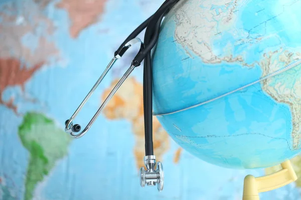 Arka Planda Harita Ile Dünya Üzerinde Stetoskop — Stok fotoğraf
