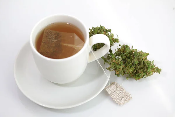 Kenevir Çayı Tıbbi Esrar Yaprağı — Stok fotoğraf