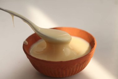 beyaz bir arka plan üzerinde bir kaşık ile kase