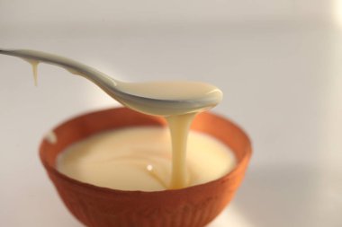 beyaz bir arka plan üzerinde bir kaşık ile kase