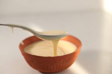 beyaz bir arka plan üzerinde bir kaşık ile kase