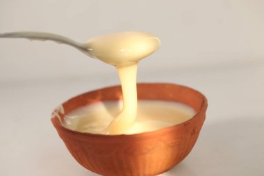 beyaz bir arka plan üzerinde bir kaşık ile kase