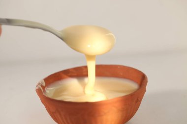 beyaz bir arka plan üzerinde bir kaşık ile kase