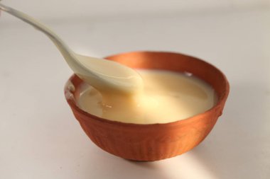 beyaz bir arka plan üzerinde bir kaşık ile kase