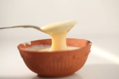 beyaz bir arka plan üzerinde bir kaşık ile kase