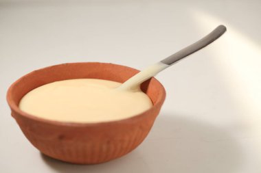 beyaz bir arka plan üzerinde bir kaşık ile kase