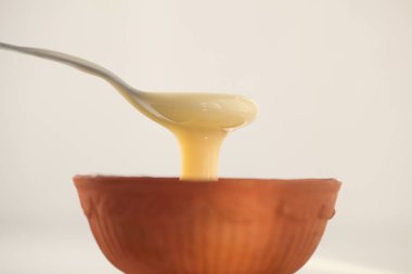 beyaz bir arka plan üzerinde bir kaşık ile kase