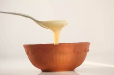 beyaz bir arka plan üzerinde bir kaşık ile kase