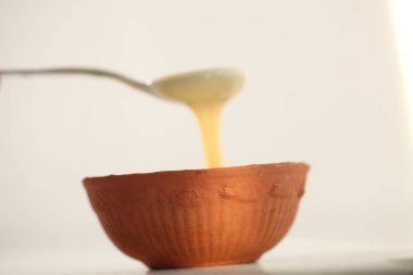 beyaz bir arka plan üzerinde bir kaşık ile kase