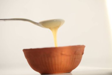 beyaz bir arka plan üzerinde bir kaşık ile kase