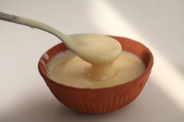 beyaz bir arka plan üzerinde bir kaşık ile kase