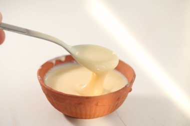 beyaz bir arka plan üzerinde bir kaşık ile kase