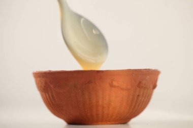 beyaz bir arka plan üzerinde bir kaşık ile kase