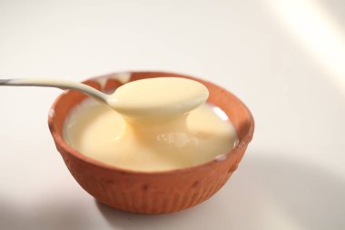 beyaz bir arka plan üzerinde bir kaşık ile kase