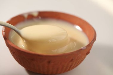 beyaz bir arka plan üzerinde bir kaşık ile kase