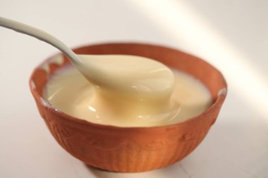 beyaz bir arka plan üzerinde bir kaşık ile kase