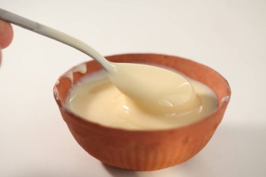 beyaz bir arka plan üzerinde bir kaşık ile kase