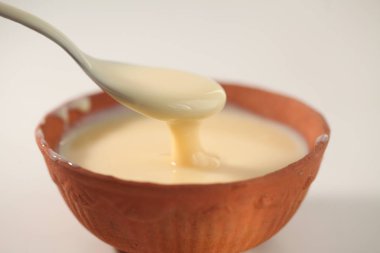 beyaz bir arka plan üzerinde bir kaşık ile kase