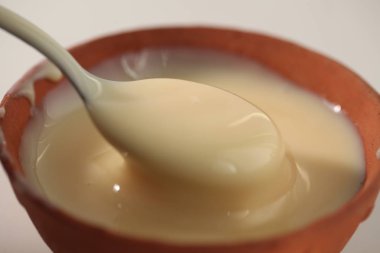 beyaz bir arka plan üzerinde bir kaşık ile kase