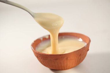 beyaz bir arka plan üzerinde bir kaşık ile kase