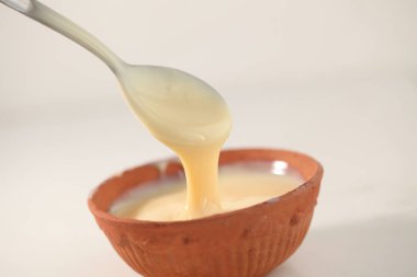 beyaz bir arka plan üzerinde bir kaşık ile kase