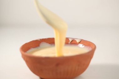 beyaz bir arka plan üzerinde bir kaşık ile kase