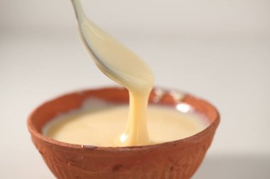 beyaz bir arka plan üzerinde bir kaşık ile kase