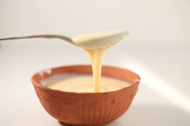 beyaz bir arka plan üzerinde bir kaşık ile kase