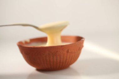 beyaz bir arka plan üzerinde bir kaşık ile kase