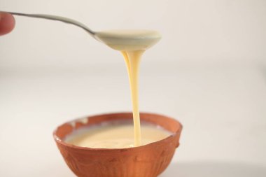 beyaz bir arka plan üzerinde bir kaşık ile kase