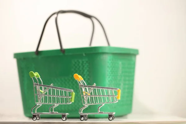 Kleine Winkelwagentjes Geïsoleerd — Stockfoto