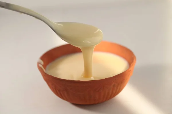 Tazón Con Una Cuchara Sobre Fondo Blanco — Foto de Stock