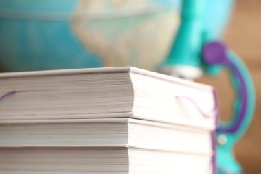 Eğitim dünya kitap mikroskop ve arka plan üzerine kalemler kavramı.