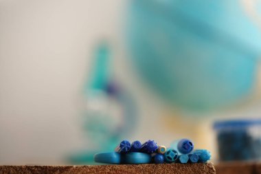 Eğitim küresi, mikroskop ve arka planda kalem kavramı.