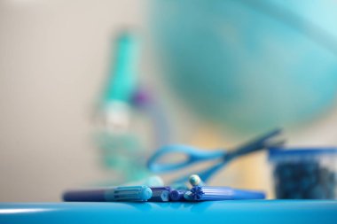 Eğitim küresi, mikroskop ve arka planda kalem kavramı.