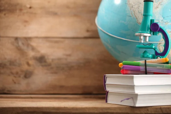 Eğitim Dünya Kitap Arka Plan Üzerine Kalemler Kavramı — Stok fotoğraf