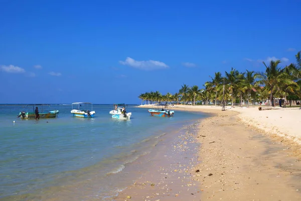 Srí Lanka, Colombo, március 2014. tengerparti üdülőhely trópusi — Stock Fotó