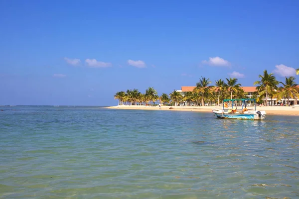 Sri Lanka, Colombo, março de 2014. beach resort tropical — Fotografia de Stock