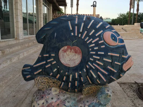 Иллюстративная Редакция Нарисовала Граффити Скульптурной Рыбой Площади Города Эйлат Израиль — стоковое фото