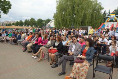 Beyaz Rusya, Minsk, Haziran 2015. insanlar yoga tra sırasında egzersiz yapmak
