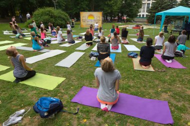 Beyaz Rusya, Minsk, Haziran 2015. insanlar yoga tra sırasında egzersiz yapmak
