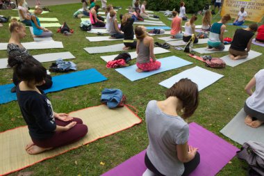 Beyaz Rusya, Minsk, Haziran 2015. insanlar yoga tra sırasında egzersiz yapmak