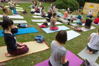 Beyaz Rusya, Minsk, Haziran 2015. insanlar yoga tra sırasında egzersiz yapmak