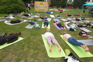 Beyaz Rusya, Minsk, Haziran 2015. insanlar yoga tra sırasında egzersiz yapmak