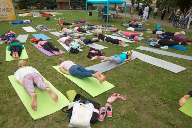 Beyaz Rusya, Minsk, Haziran 2015. insanlar yoga tra sırasında egzersiz yapmak