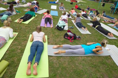 Beyaz Rusya, Minsk, Haziran 2015. insanlar yoga tra sırasında egzersiz yapmak